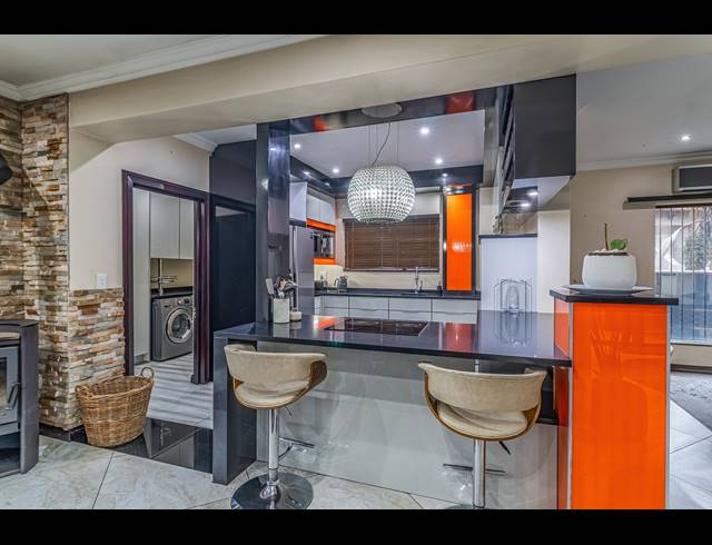 4 BEDROOM CLUSTER FOR SALE IN BASSONIA